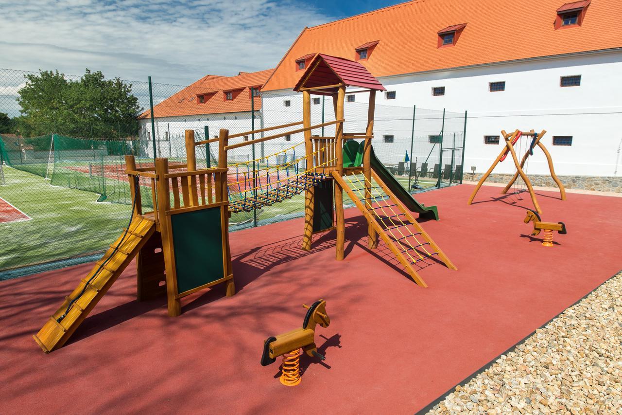 Vladislav Hotel Zamek Valec מראה חיצוני תמונה