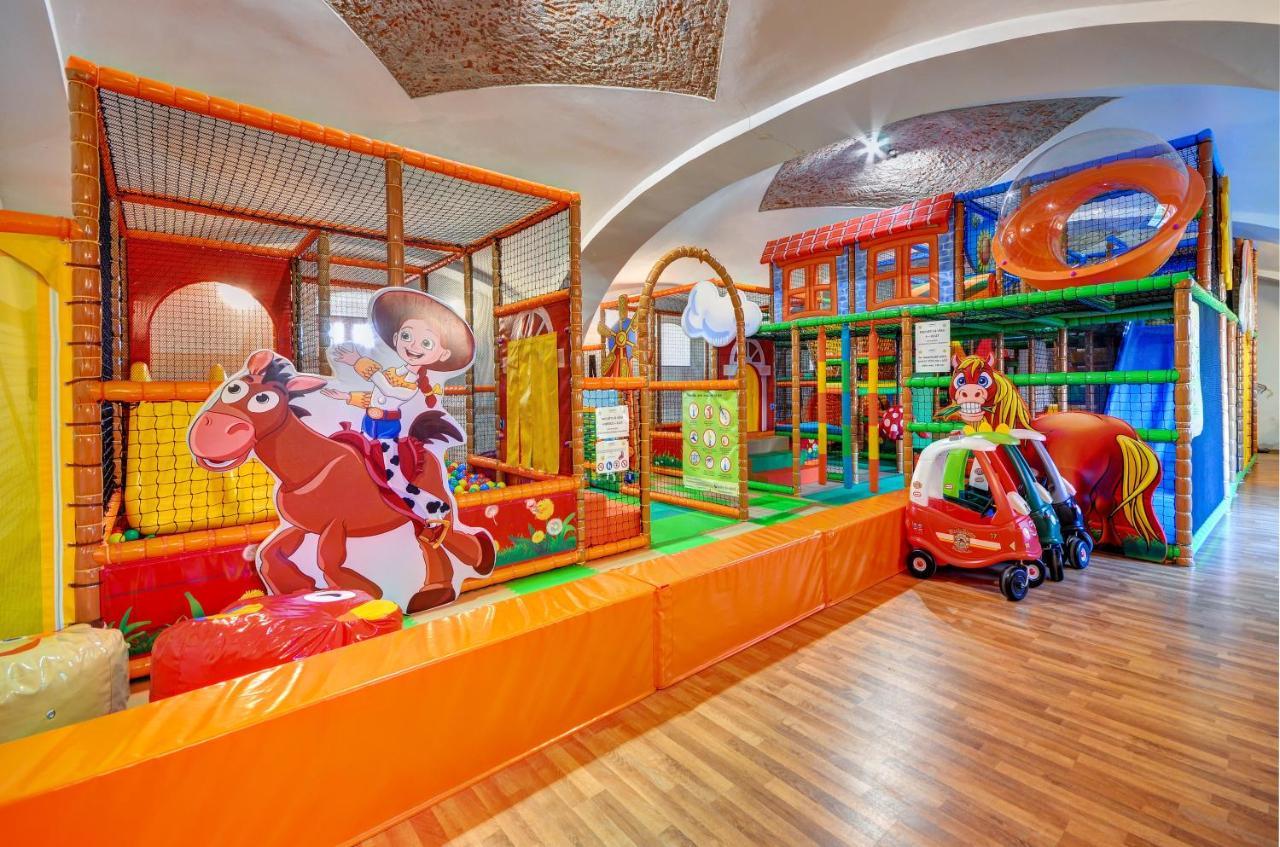 Vladislav Hotel Zamek Valec מראה חיצוני תמונה