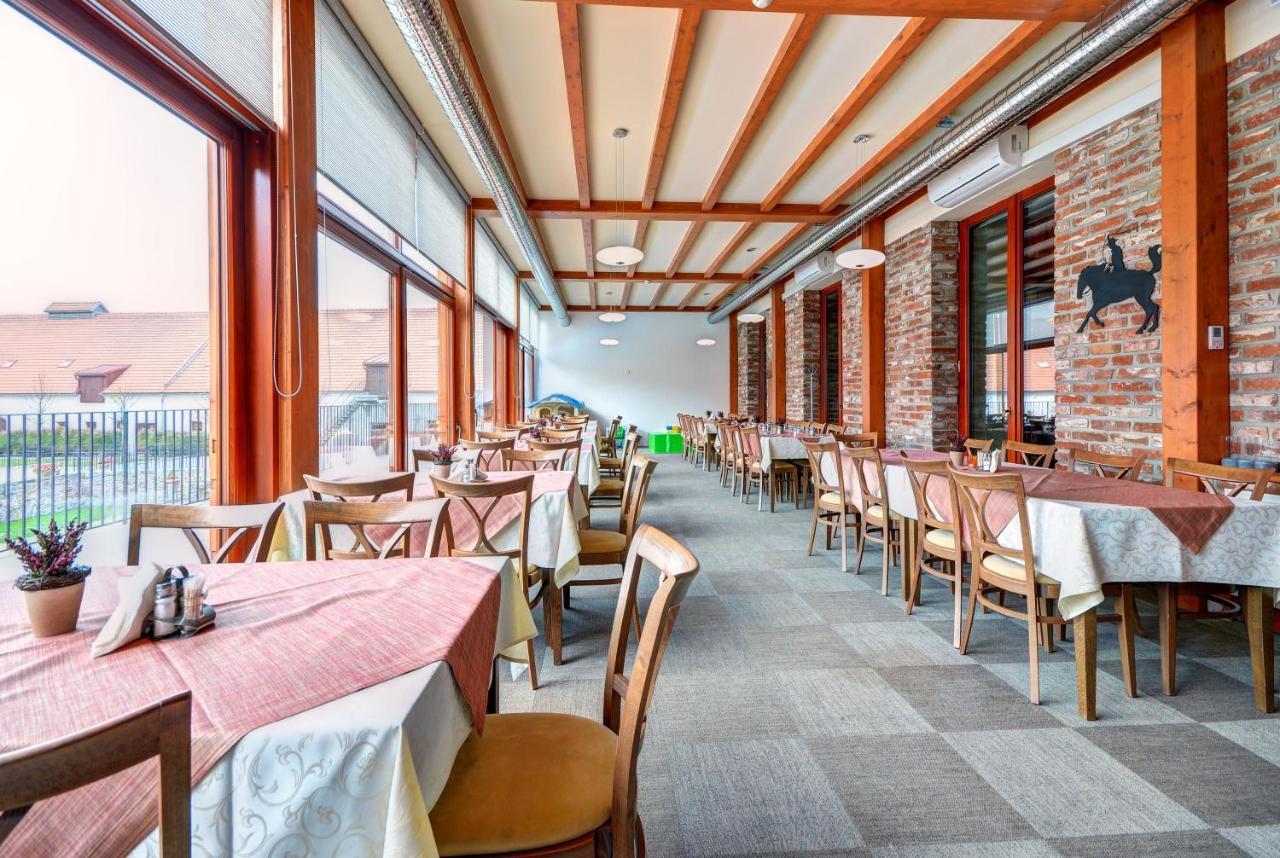 Vladislav Hotel Zamek Valec מראה חיצוני תמונה